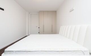 aspirador antiácaros — colchón limpio en un dormitorio