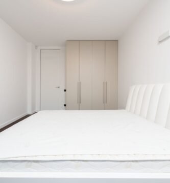 aspirador antiácaros — colchón limpio en un dormitorio