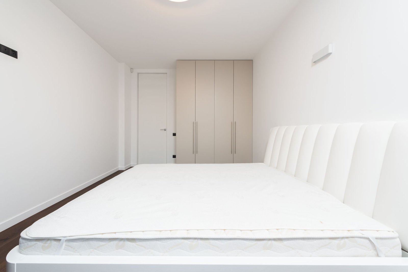 aspirador antiácaros — colchón limpio en un dormitorio