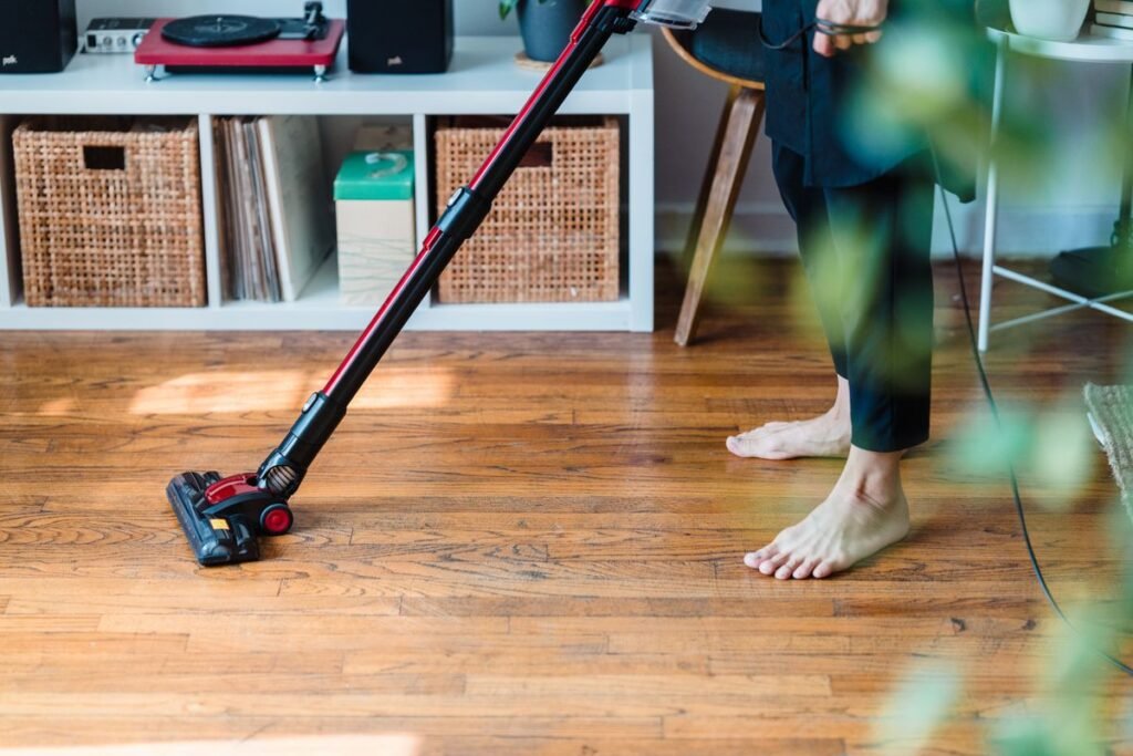 Aspiradora escoba sin cable en un salón — reseña Rowenta Air Force