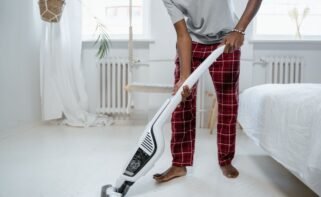 Escoba eléctrica sin cable limpiando un dormitorio