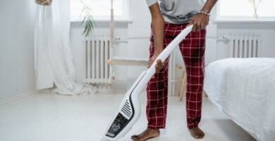 Escoba eléctrica sin cable limpiando un dormitorio