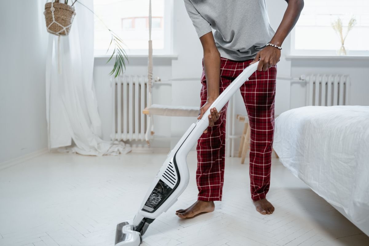 Escoba eléctrica sin cable limpiando un dormitorio