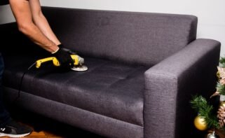 Limpieza profunda de la tapicería de un sofá