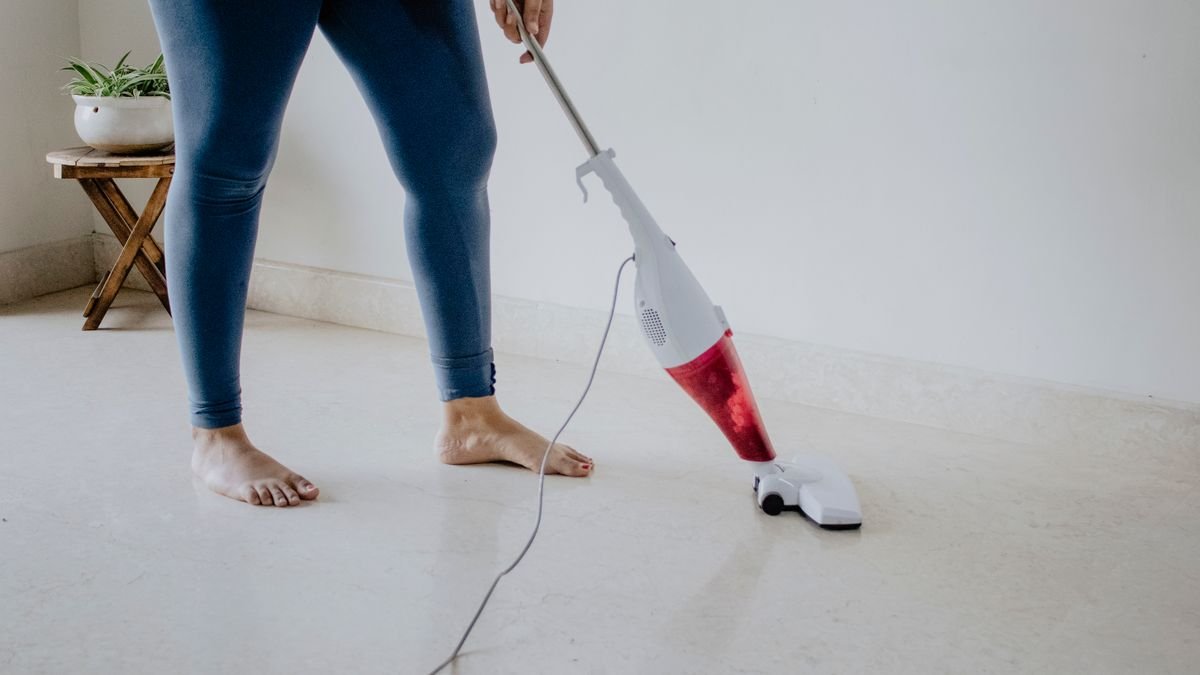 Aspiradora escoba con cable limpiando el suelo de un piso — imagen ilustrativa (Cecotec Conga ThunderBrush 560)